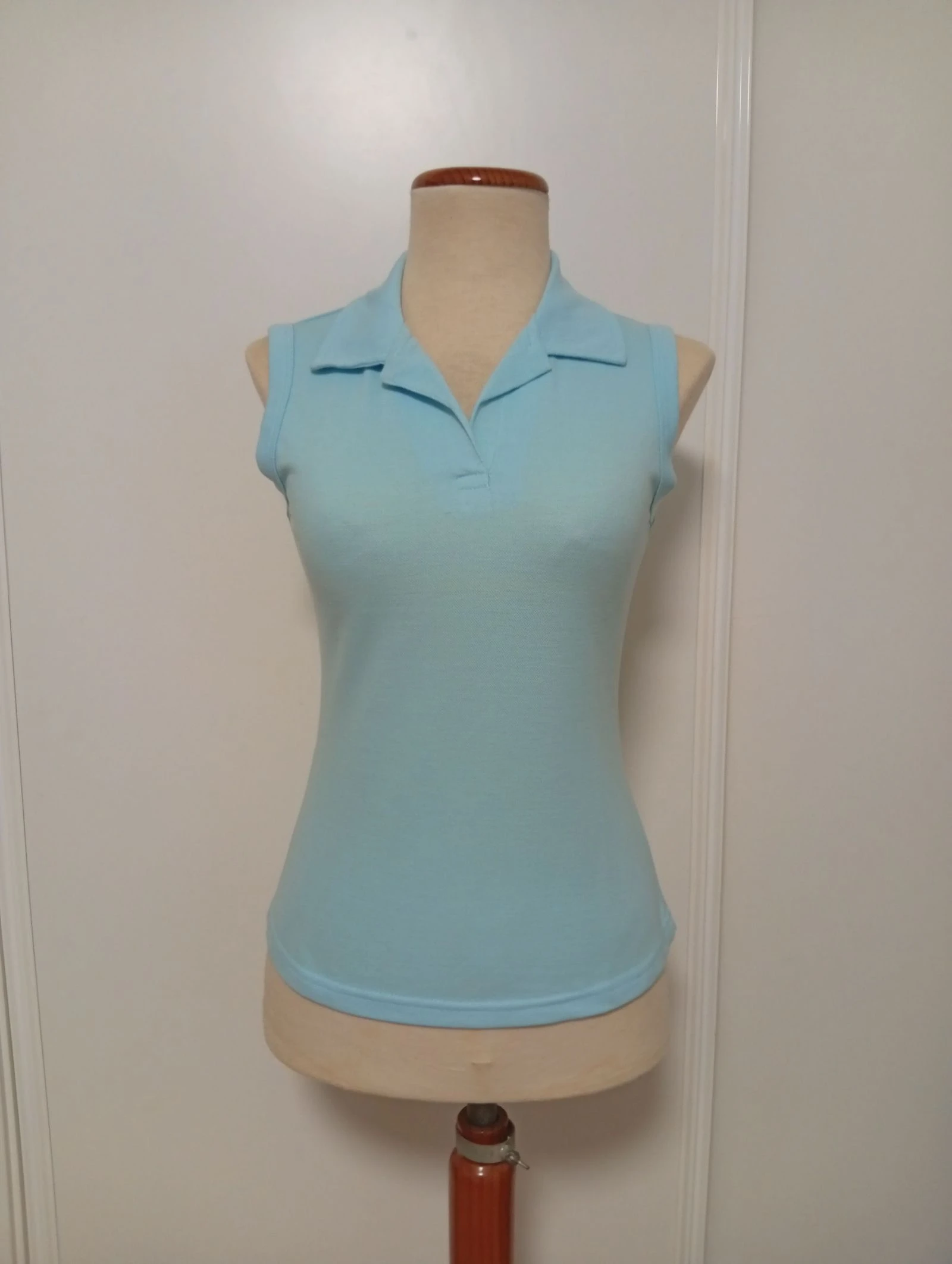 Polo sin mangas azul claro 